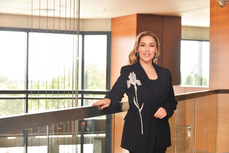  Arzu Özevin :  Hem Turizm Dünyasnda  Hem Sosyal Sorumluluk Projelerindeki Aktif Rolleriyle Dikkat Çekiyor 